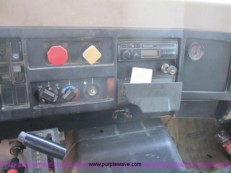 image for item A4753 1993 International 4900 dump truck