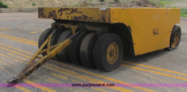 image for item A9336 Tampo R13 rubber tire roller