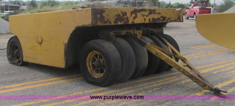 image for item A9336 Tampo R13 rubber tire roller