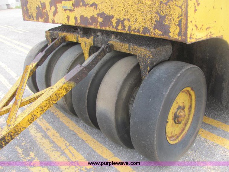 image for item A9336 Tampo R13 rubber tire roller