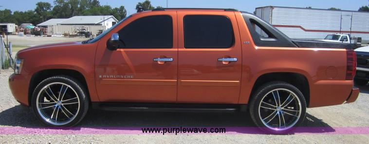 image for item A9550 2008 Chevrolet Avalanche LTZ pickup truck