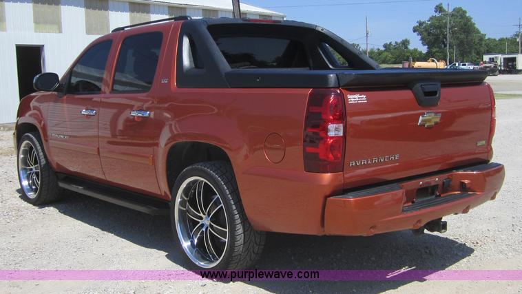 image for item A9550 2008 Chevrolet Avalanche LTZ pickup truck