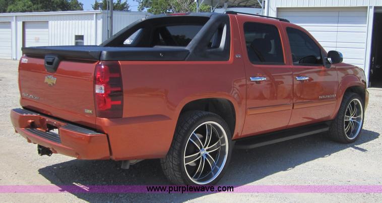 image for item A9550 2008 Chevrolet Avalanche LTZ pickup truck