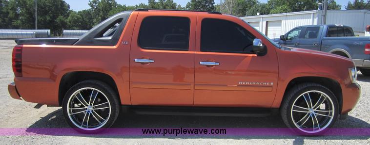 image for item A9550 2008 Chevrolet Avalanche LTZ pickup truck