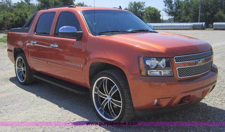 image for item A9550 2008 Chevrolet Avalanche LTZ pickup truck