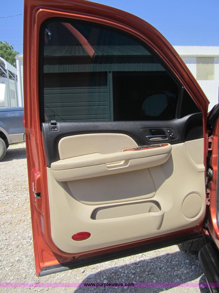 image for item A9550 2008 Chevrolet Avalanche LTZ pickup truck