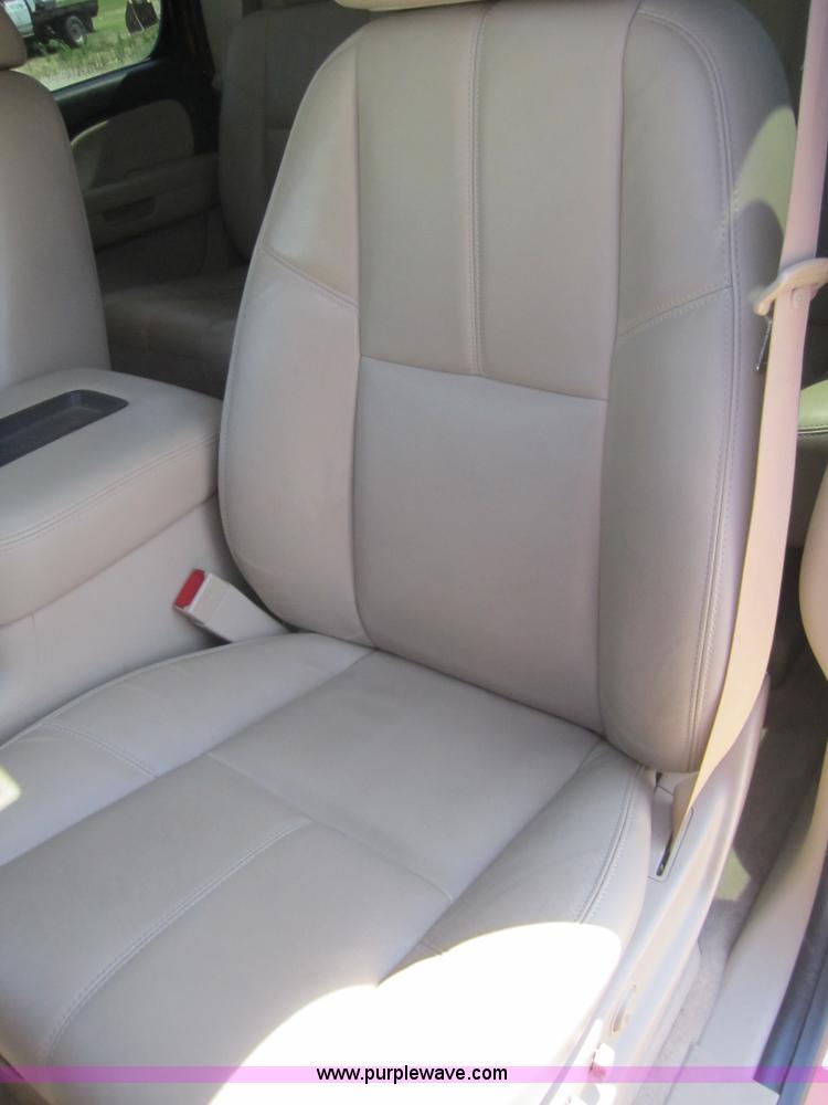 image for item A9550 2008 Chevrolet Avalanche LTZ pickup truck