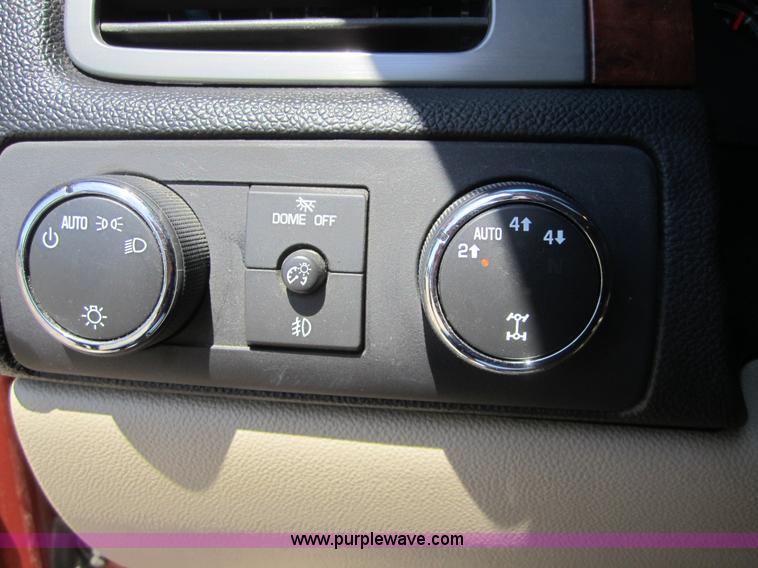 image for item A9550 2008 Chevrolet Avalanche LTZ pickup truck