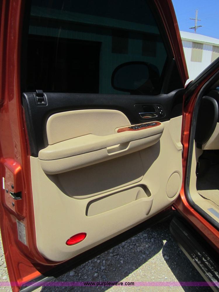 image for item A9550 2008 Chevrolet Avalanche LTZ pickup truck