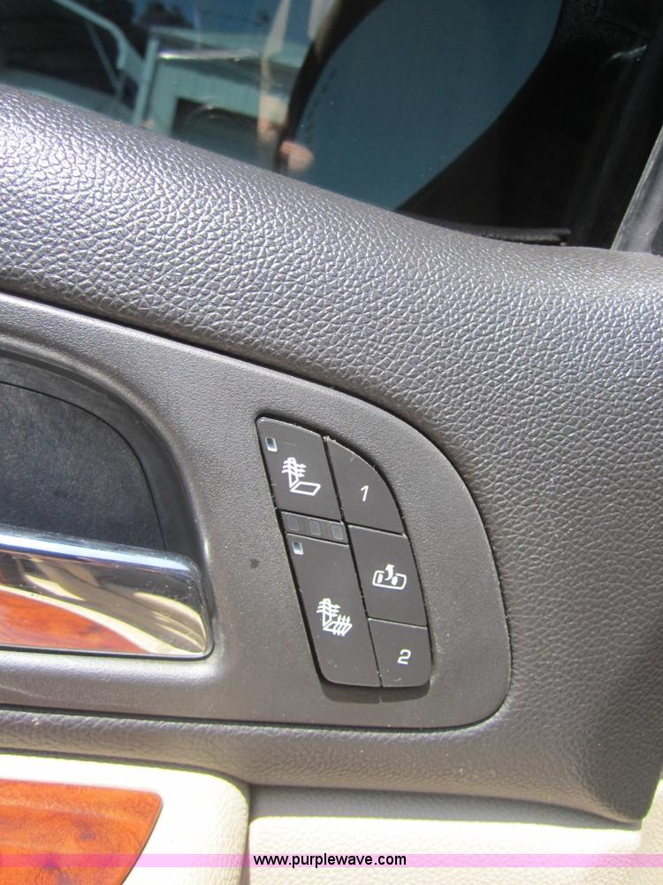 image for item A9550 2008 Chevrolet Avalanche LTZ pickup truck