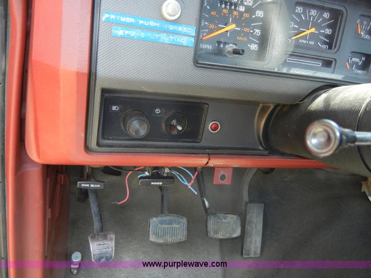 image for item A9788 1985 Ford F350 pickup truck