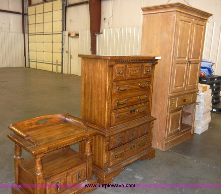 Assorted furniture in Topeka, KS Item A9807 sold Purple Wave