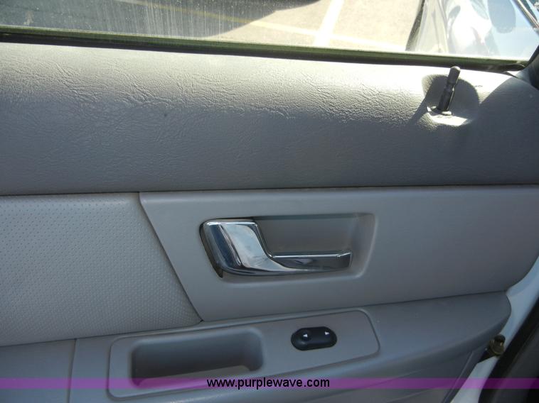 image for item A9945 2003 Ford Taurus SE