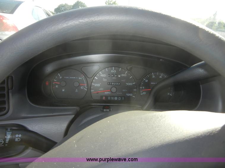 image for item A9945 2003 Ford Taurus SE