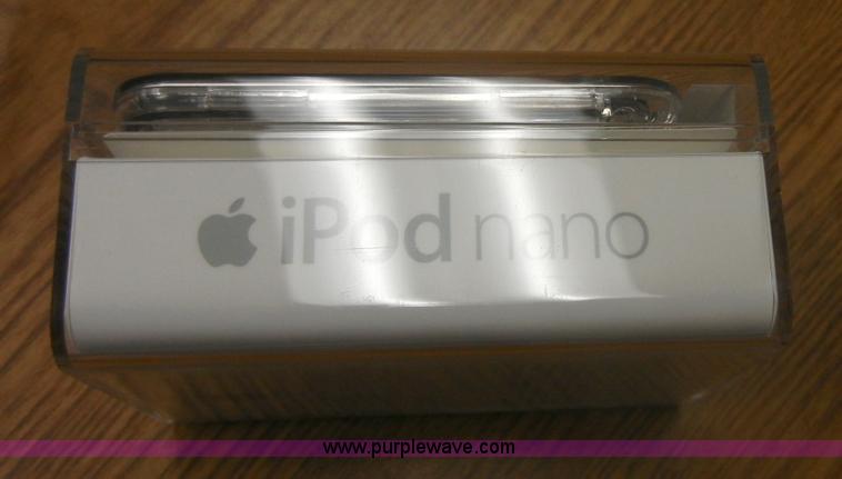 image for item A9966 (7) Apple 8 GB iPod nano