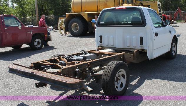 image for item B9787 2002 Ford F150 XL truck cab and chassis
