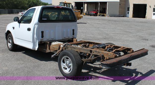 image for item B9787 2002 Ford F150 XL truck cab and chassis