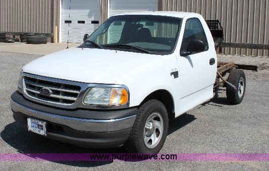 image for item B9787 2002 Ford F150 XL truck cab and chassis