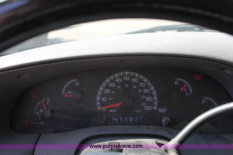 image for item B9787 2002 Ford F150 XL truck cab and chassis