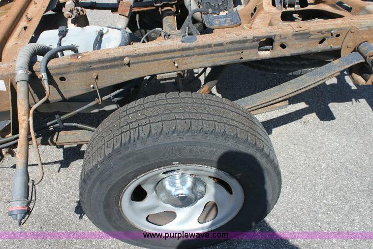 image for item B9787 2002 Ford F150 XL truck cab and chassis