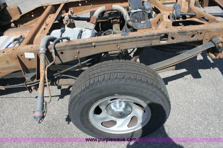 image for item B9787 2002 Ford F150 XL truck cab and chassis