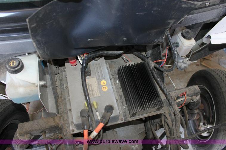 image for item B9792 2005 GEM 825 electric car