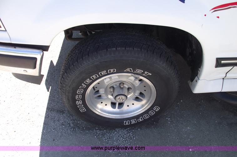 image for item 5549 1993 Ford Explorer XLT SUV