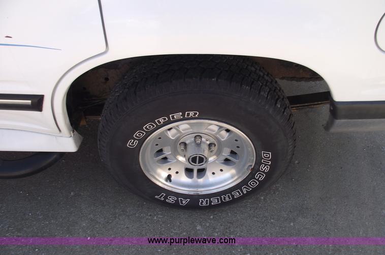 image for item 5549 1993 Ford Explorer XLT SUV