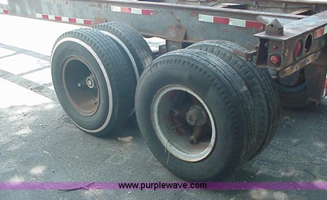 image for item A1140 1985 Thueuer 40' container chassis