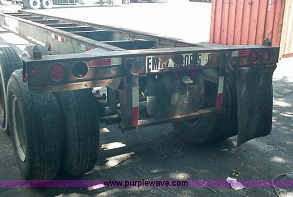image for item A1140 1985 Thueuer 40' container chassis