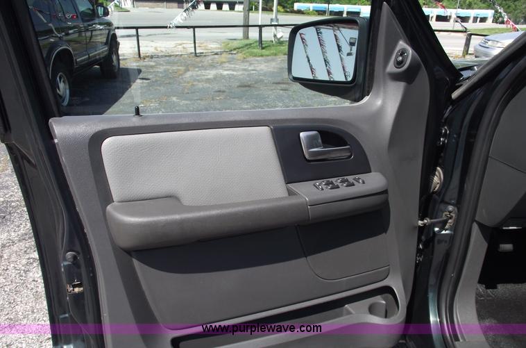 image for item A4148 2003 Ford Expedition XLT SUV