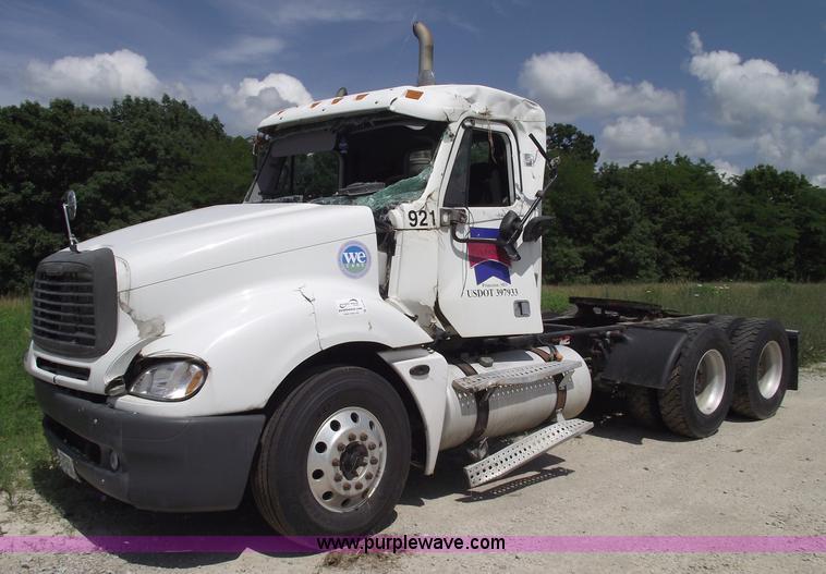 image for item A4189 2005 Freightliner Columbia CL120 semi truck