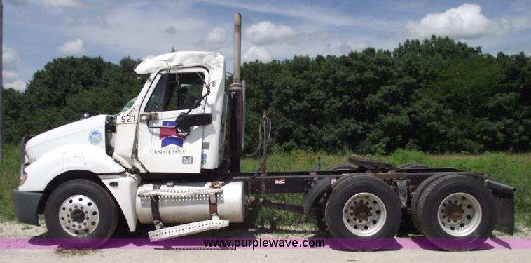 image for item A4189 2005 Freightliner Columbia CL120 semi truck