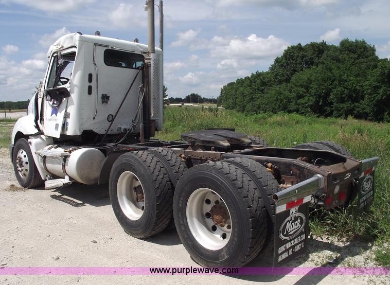 image for item A4189 2005 Freightliner Columbia CL120 semi truck