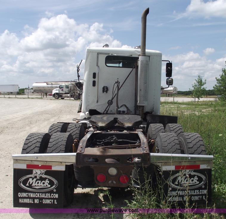 image for item A4189 2005 Freightliner Columbia CL120 semi truck