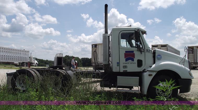 image for item A4189 2005 Freightliner Columbia CL120 semi truck