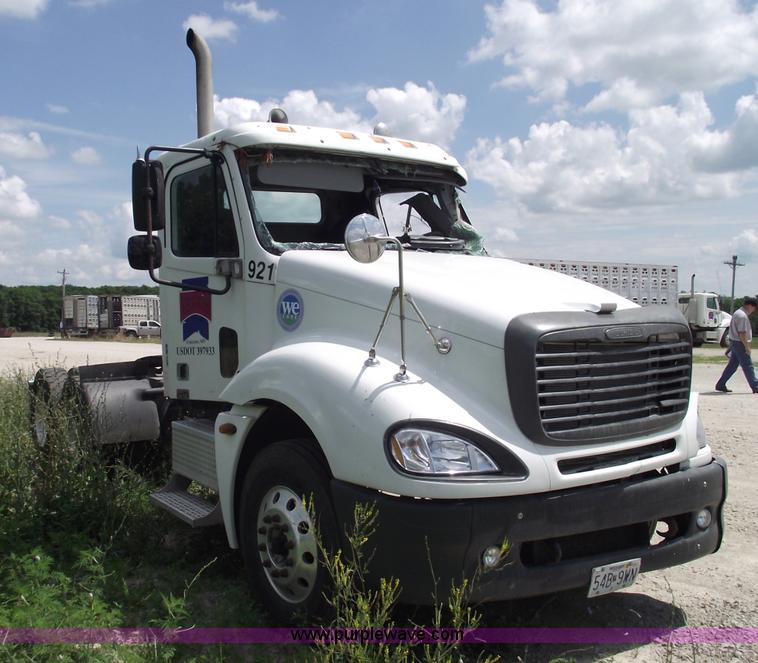 image for item A4189 2005 Freightliner Columbia CL120 semi truck