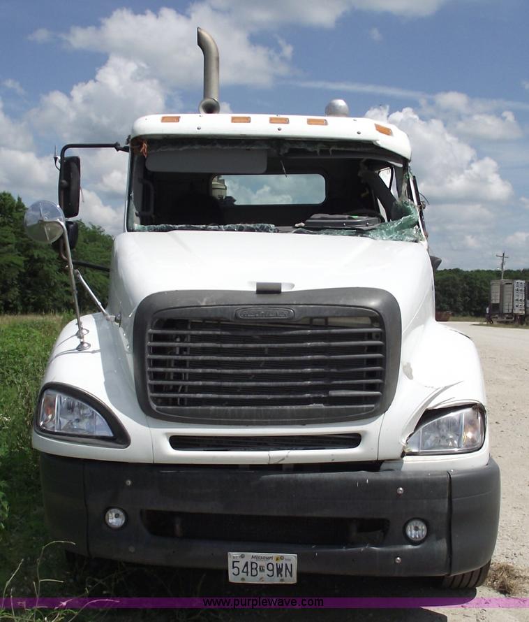 image for item A4189 2005 Freightliner Columbia CL120 semi truck