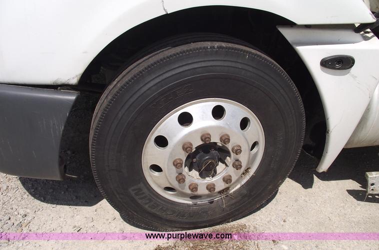 image for item A4189 2005 Freightliner Columbia CL120 semi truck