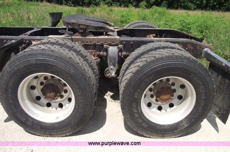 image for item A4189 2005 Freightliner Columbia CL120 semi truck