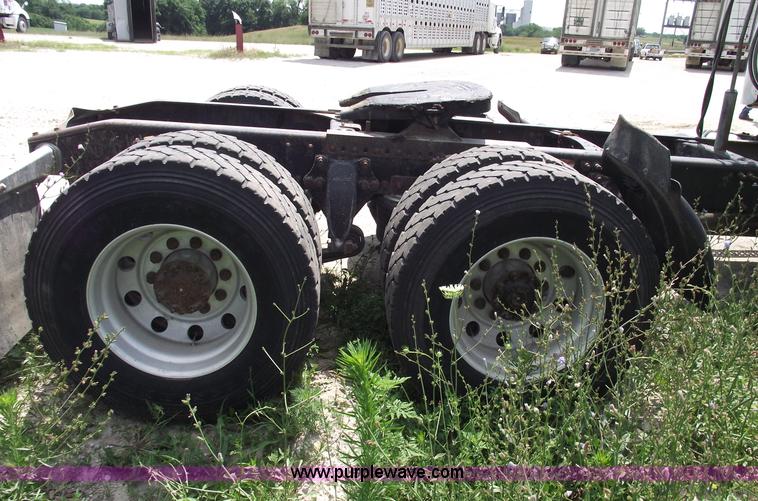 image for item A4189 2005 Freightliner Columbia CL120 semi truck