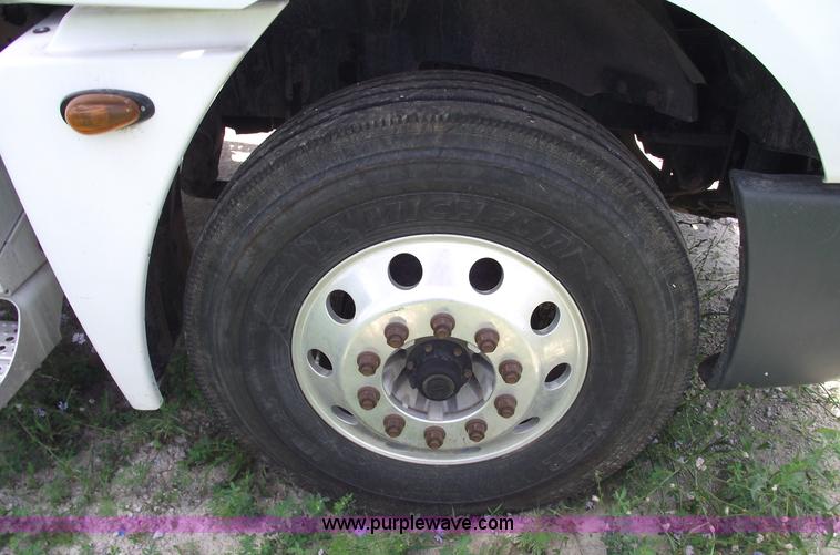 image for item A4189 2005 Freightliner Columbia CL120 semi truck