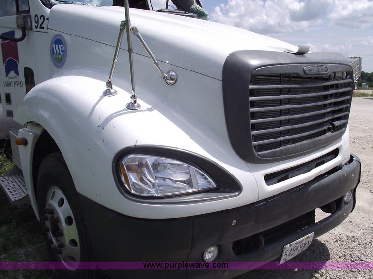 image for item A4189 2005 Freightliner Columbia CL120 semi truck