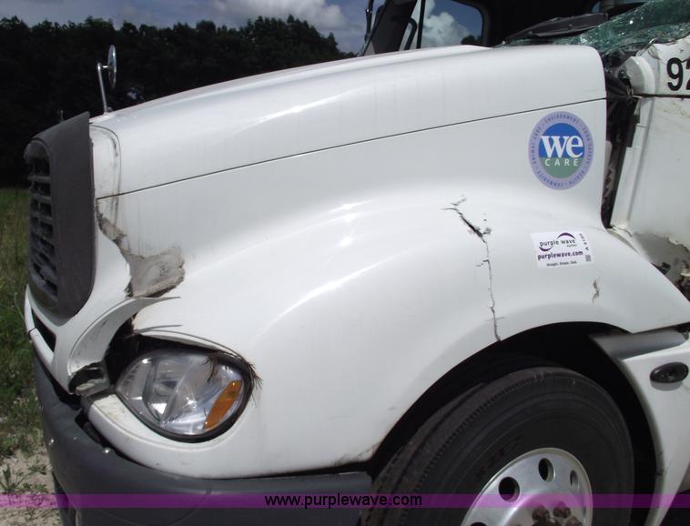 image for item A4189 2005 Freightliner Columbia CL120 semi truck