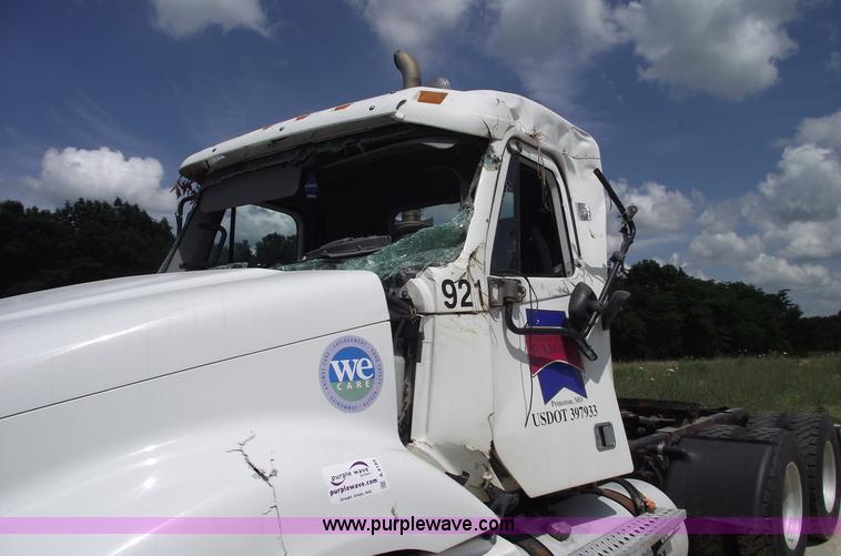 image for item A4189 2005 Freightliner Columbia CL120 semi truck