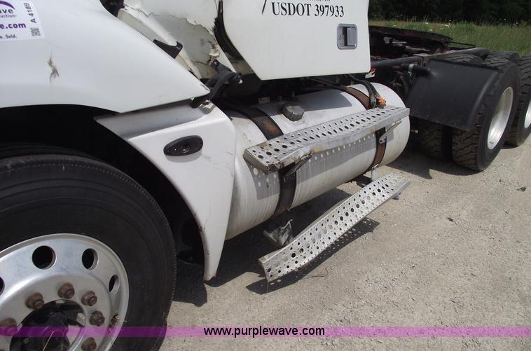 image for item A4189 2005 Freightliner Columbia CL120 semi truck