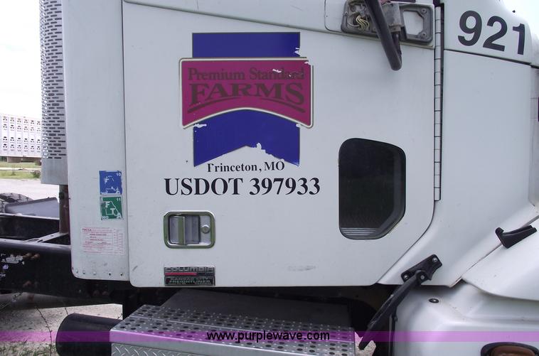 image for item A4189 2005 Freightliner Columbia CL120 semi truck