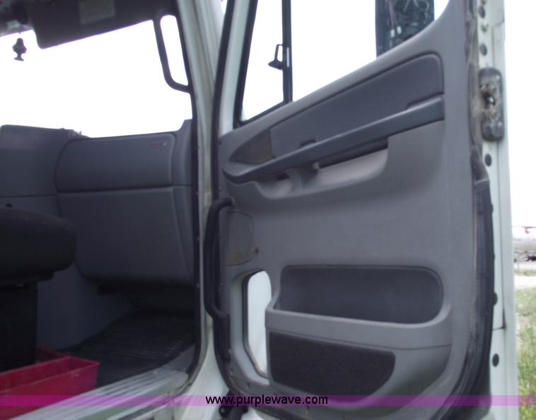 image for item A4189 2005 Freightliner Columbia CL120 semi truck