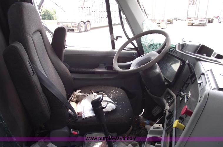 image for item A4189 2005 Freightliner Columbia CL120 semi truck