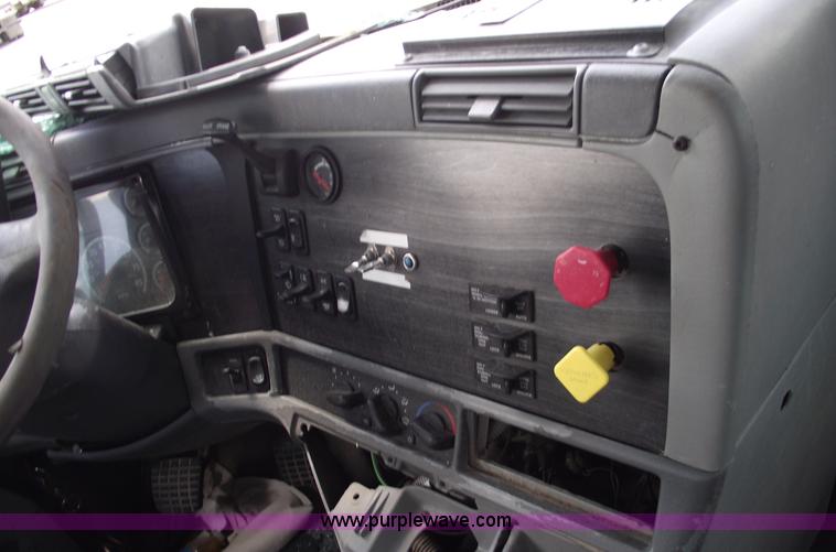 image for item A4189 2005 Freightliner Columbia CL120 semi truck